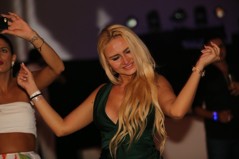 The WHITE Experience Feat. AKON Part 1